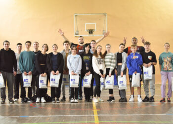 Гравці Черкаських Мавп провели майстер-клас в місцевій школі — Федерація баскетболу України