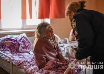 Поліцейські допомогли евакуювати літню жінку з-під обстрілів росіян до Запоріжжя — подробиці  | Новости Запорожья