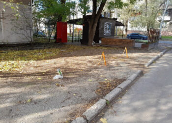 У Запоріжжі прибрали незаконні обмежувачі паркування у дворі  — фото | Новости Запорожья