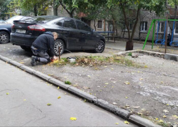 У запорізькому дворі облаштували незаконну парковку — мешканці поскаржилися | Новости Запорожья