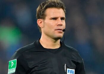 Арбитр Феликс Брих травмировался во время матча в Бундеслиге