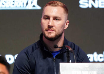 «Я никогда такого не видел»: Валлин заявил, что Усик недостоин звания чемпиона — Спорт ):Бокс