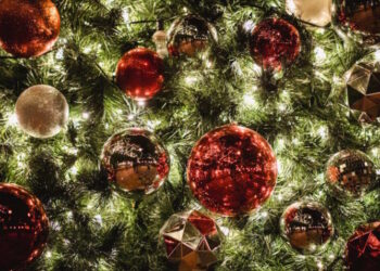 Які іграшки не можна вішати на ялинку в 2024 році – Экономика