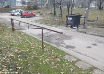 Мешканці запорізької багатоповерхівки незаконно встановили шлагбаум у дворі — фото | Новости Запорожья