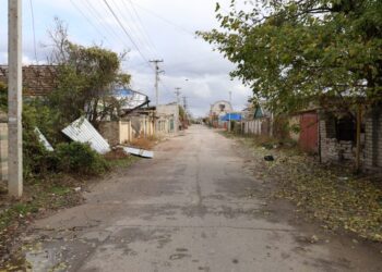 Передостання перед річкою. Як живуть люди на вулиці, яка однією з перших пішла під воду після підриву Каховської ГЕС — Херсон