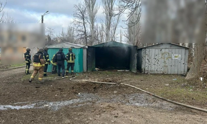 Наслідки нічного обстрілу Херсона. Фото: Поліція Херсонської області/Telegram.