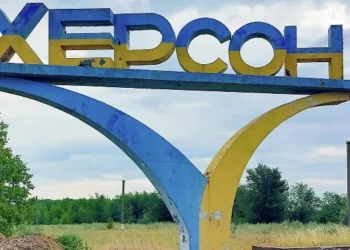 Російські війська завдали артелерійського удару по Херсону: є загиблий