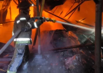 У Херсоні рятувальники ліквідували наслідки російських обстрілів