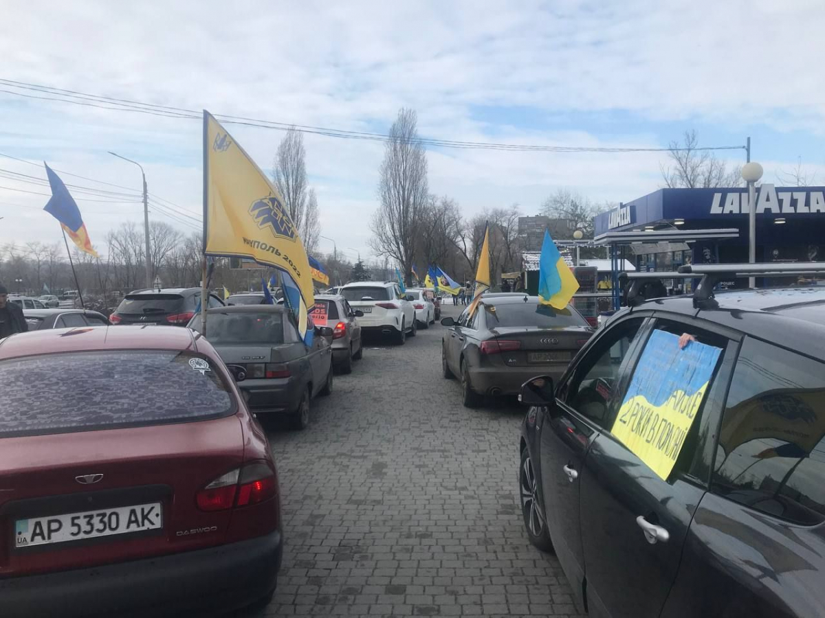 Друге Різдво у полоні: у Запоріжжі рідні російських бранців провели автопробіг