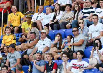 В Украине хотят вернуть болельщиков на трибуны