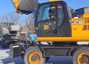 Херсонська громада отримала новий екскаватор-навантажувач від міжнародних партнерів