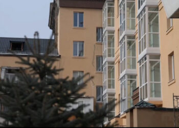 Команда невеличкої лавки продовжує працювати за 15 метрів від місця влучання ракети | Новости Запорожья