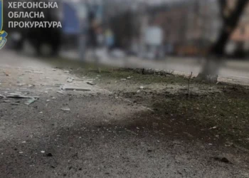 Росіяни завдали удару по Херсону, серед постраждалих медичні працівники