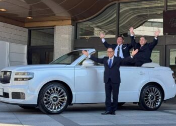 Toyota перетворила кросовер Century на кабріолет для сумоїстів – Экономика