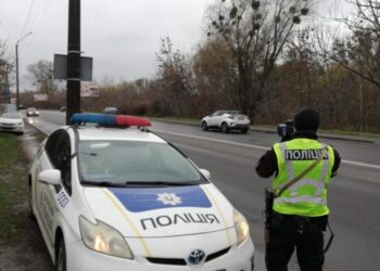 У Тернополі патрульний отримав рік іспитового терміну за те, що зупинив за перевищення швидкості автомобіль голови суду та одягнув на нього кайданки – Экономика