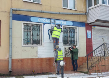 У Запоріжжі комунальники демонтували російськомовну рекламну вивіску на стоматології — скільки ще мають прибрати | Новости Запорожья