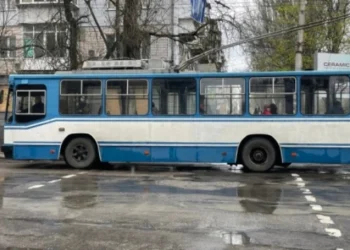 Внаслідок обстрілів в Херсоні пошкоджено об’єкти транспортної та комунальної інфраструктури