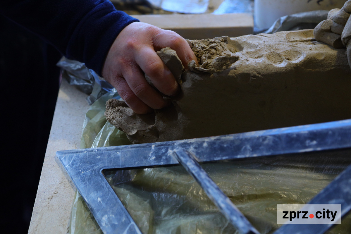 У Запоріжжі відновили технологію виготовлення шамотної плитки для відновлення фасаду багатоповерхівки у центрі міста