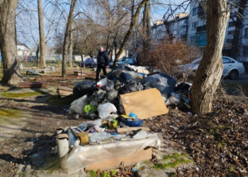 Мешканці багатоповерхівки захаращили територію поруч із домом — її оперативно прибрали | Новости Запорожья