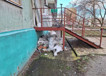 На вулиці Щасливій у Запоріжжі підприємець влаштував звалище будівельних відходів — він поклав їх просто під сходами у свій заклад | Новости Запорожья