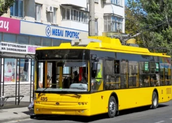 У Херсоні не вийшли на маршрути тролейбуси: внаслідок російських обстрілів пошкоджено контактну мережу