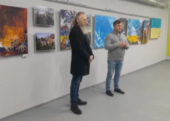 У Херсоні в укритті відкрили виставку картин. Містяни можуть самі придумати назви картинам. ФОТО