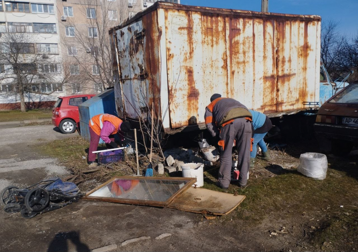 Перетворив двір на смітник – мешканці багатоповерхівки у Комунарському районі поскаржилися на сусіда