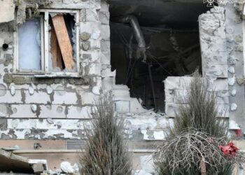 Росіяни обстріляли багатоквартирний будинок у середмісті Херсона