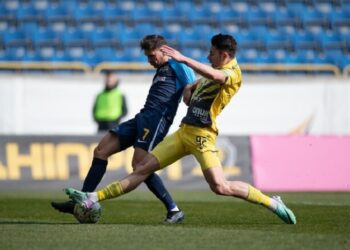 «Днепр-1» проиграл «Руху» в матче с тремя тревогами, лишившись лидерства в УПЛ