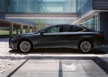 Історія Lexus ES: від компактного седана до флагмана люкс