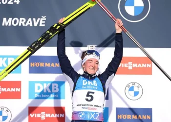 Жанмонно одержала победу в гонке преследования на этапе Кубке мира в США | Биатлон |