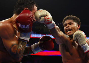 Стивенсон успешно провел первую защиту титула, побив Арутюняна: видео лучших моментов боя — Спорт ):Бокс