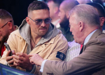 Усик навестил Чисору перед его боем с Джойсом — Спорт ):Бокс