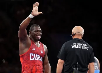 Легендарний борець висунувся з прапором з літака, коли повертався з Олімпіади у Парижі | Боротьба |