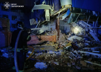 Внаслідок ворожого обстрілу у Запоріжжі поранені енергетики і рятувальники — атака на Запоріжжя в ніч з 22 га 23 січня | Новости Запорожья