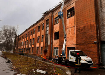 У Запорізькому національному університеті триває процес відновлення — встановлюють тимчасового накриття даху | Новости Запорожья