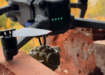 На Херсонщині ворожий дрон ударив по автівці з дітьми