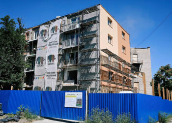 У Запоріжжі триває відбудова багатоповерхівки по вулиці Скіфська, фото — що вже зроблено | Новости Запорожья