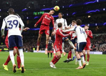 «Ливерпуль» в большинстве выиграл у «Тоттенхэма»