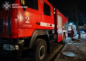 У Запоріжжі 23 лютого сталася пожежа в будинку — рятувальники вивели людей із задимленого приміщення | Новости Запорожья