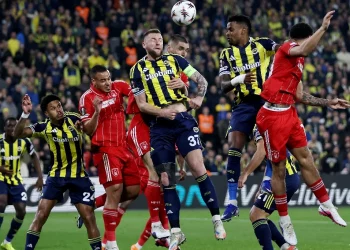 «Фенербахче» не смог сотворить сенсацию и пройти «Ноттингем Форест» в плей-офф Лиги Европы