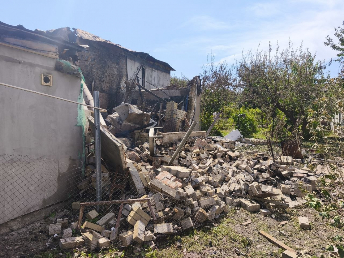 Понівечені бомбами будинки та земля: у двох районах Запоріжжя екологи обстежили місця прильотів (фото)