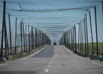 У Херсоні антидроновими сітками накрили вже понад 50 кілометрів доріг