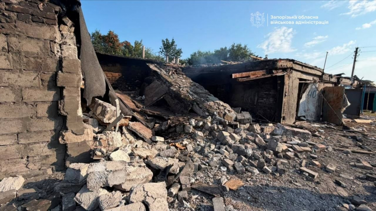 Дронами ударили по гаражах: у Запоріжжі екологи обстежили місце прильоту (фото)