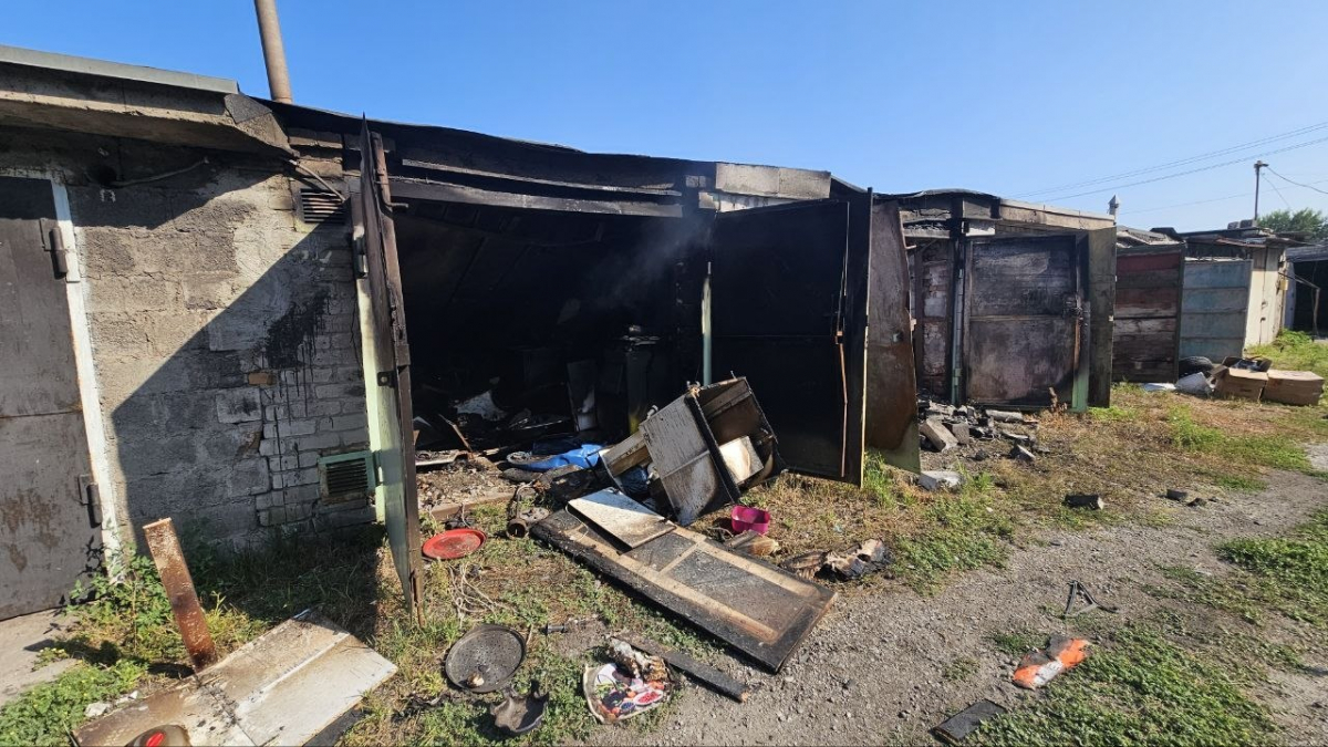 Дронами ударили по гаражах: у Запоріжжі екологи обстежили місце прильоту (фото)