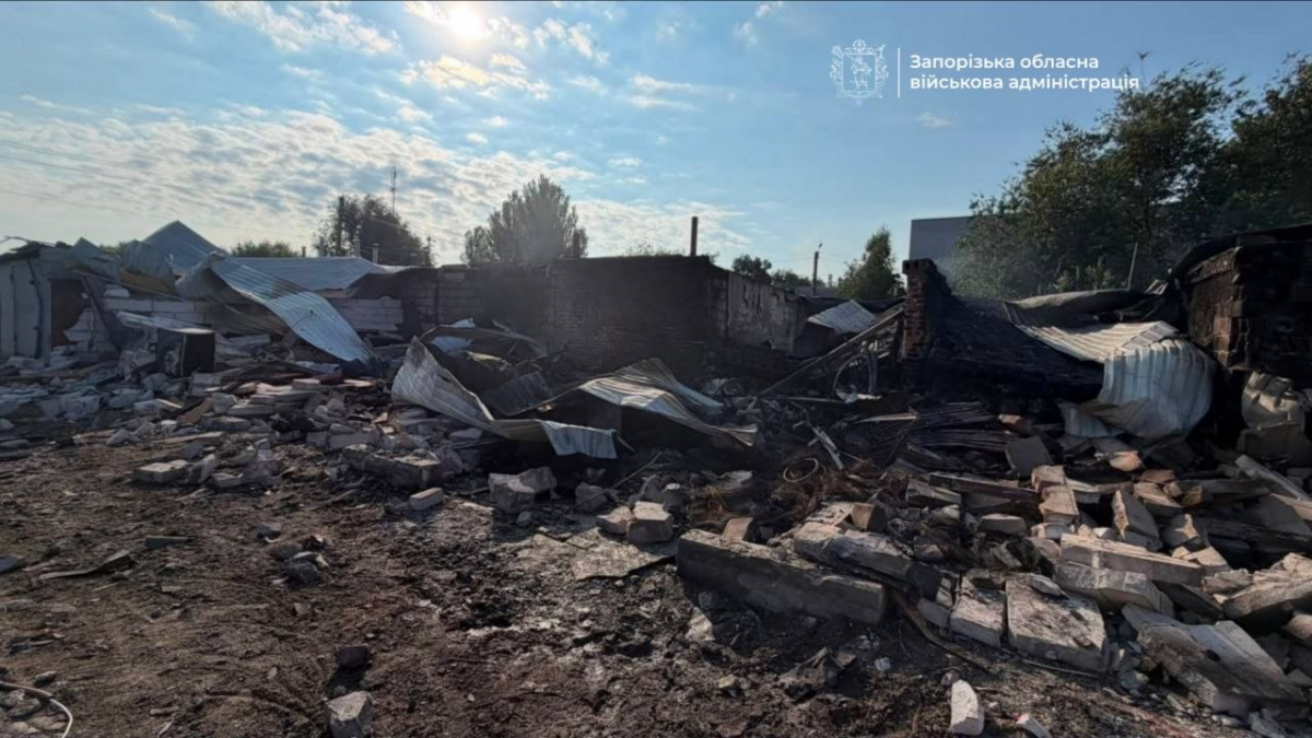 Дронами ударили по гаражах: у Запоріжжі екологи обстежили місце прильоту (фото)