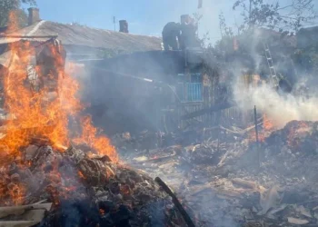 У Херсоні внаслідок російського обстрілу постраждали троє людей, виникла пожежа. ФОТО