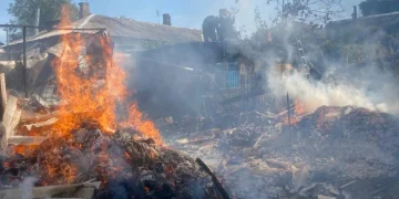 У Херсоні внаслідок російського обстрілу постраждали троє людей, виникла пожежа. ФОТО