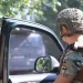 З небезпечного району Херсона евакуювали чоловіка з інвалідністю та жінку. ВІДЕО
