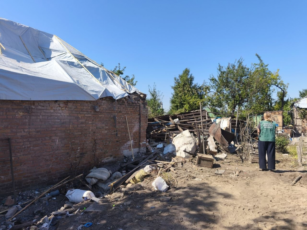 Знищені будинки, заправка, вирви серед цвинтаря: у Запоріжжі екологи показали наслідки авіаударів 26 та 27 липня (фото)